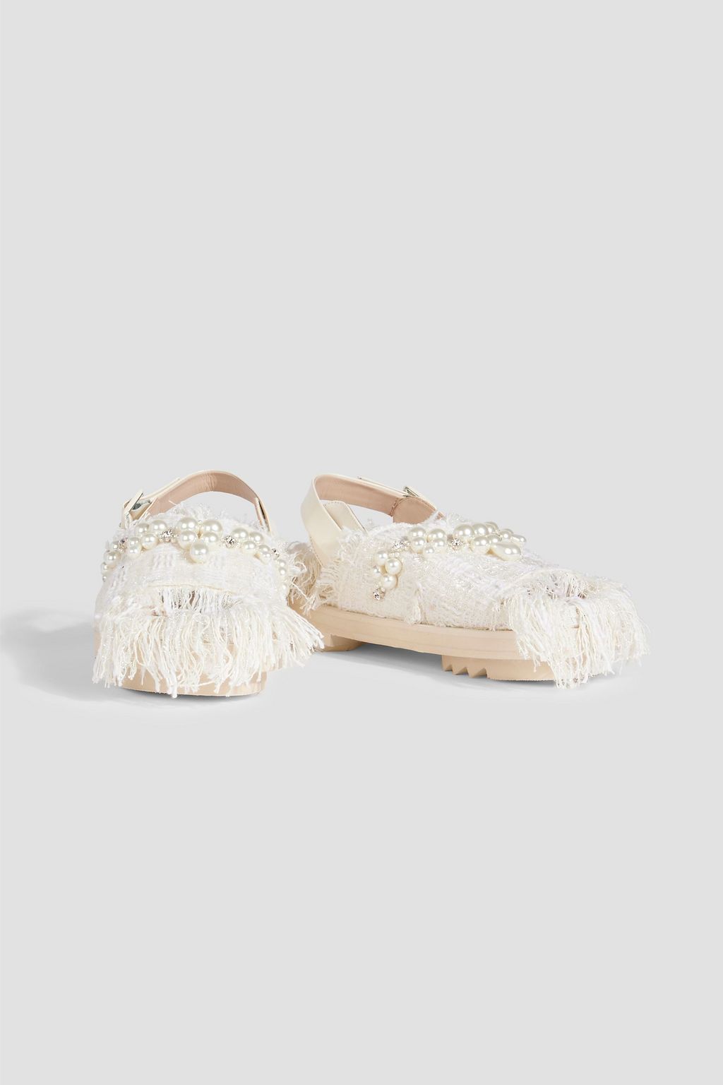 SIMONE ROCHA صندل 'لو تريك' بحزام خلفي من التويد بحواف منسّلة وتصميم مزركش