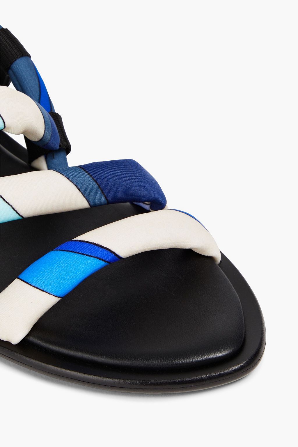 PUCCI صندل من الساتان مزين بطبعات ومزود بحزام خلفي
