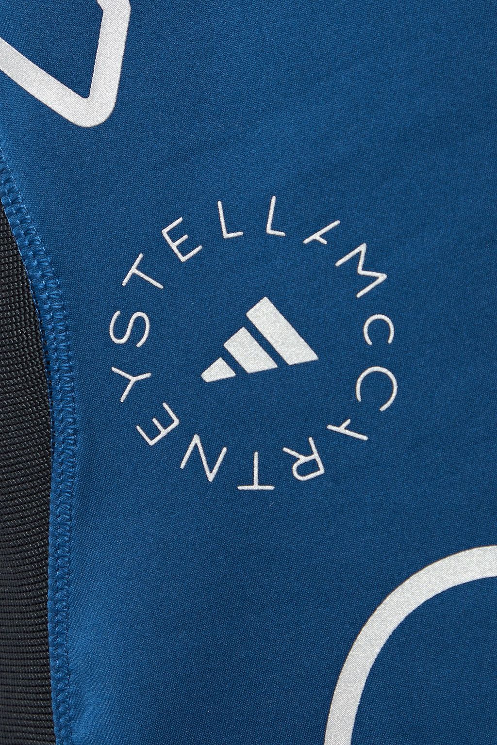 ADIDAS BY STELLA MCCARTNEY بنطال بقطع محاكة بجانب بعضها البعض من نسيج مطّاطي مُعاد تدويره بقصة تتّسع عند الحواف