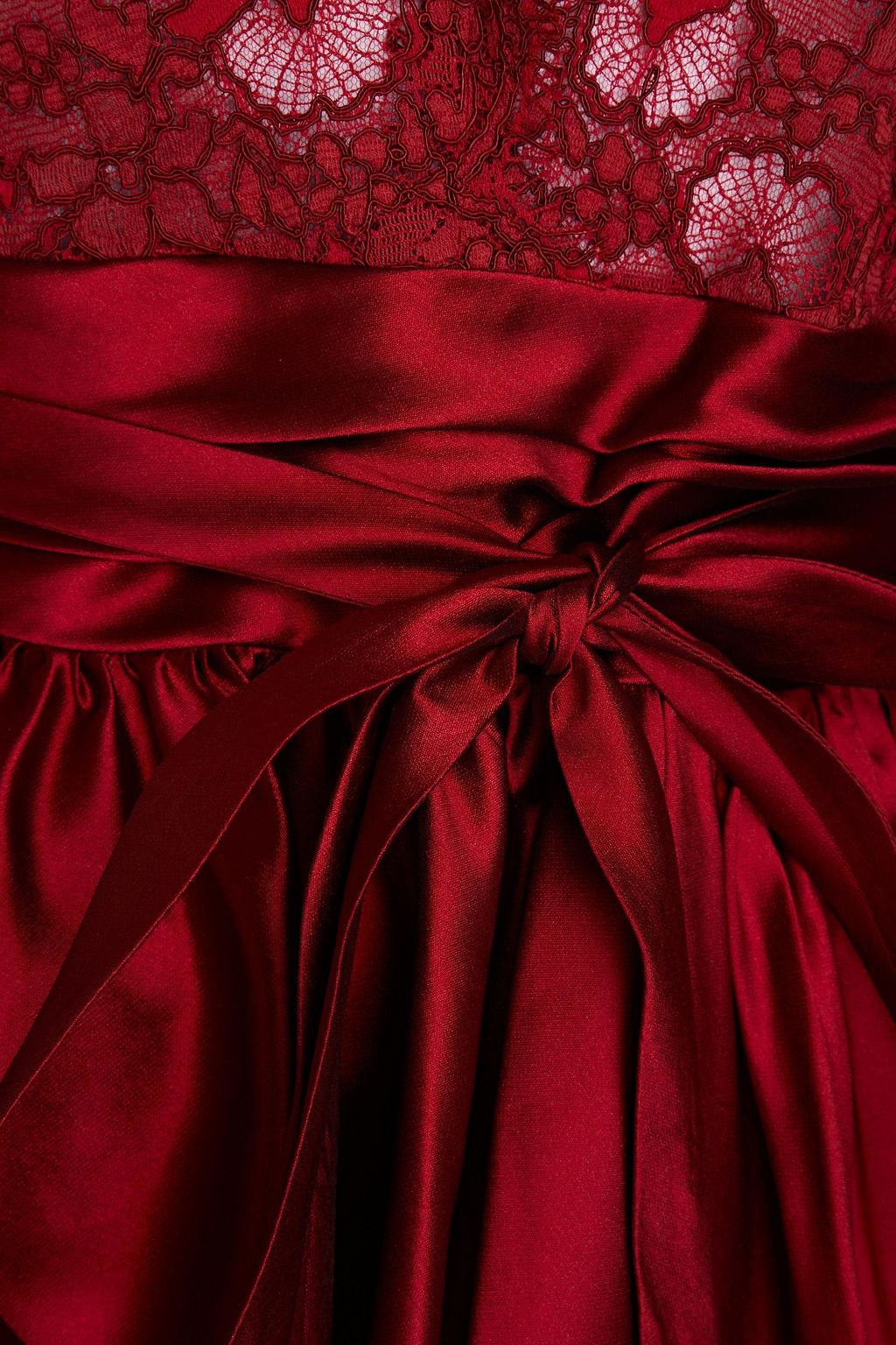 ZUHAIR MURAD فستان قصير من قماش ميكادو بقِطع محاكة بجانب بعضها البعض من دانتيل مفرّغ