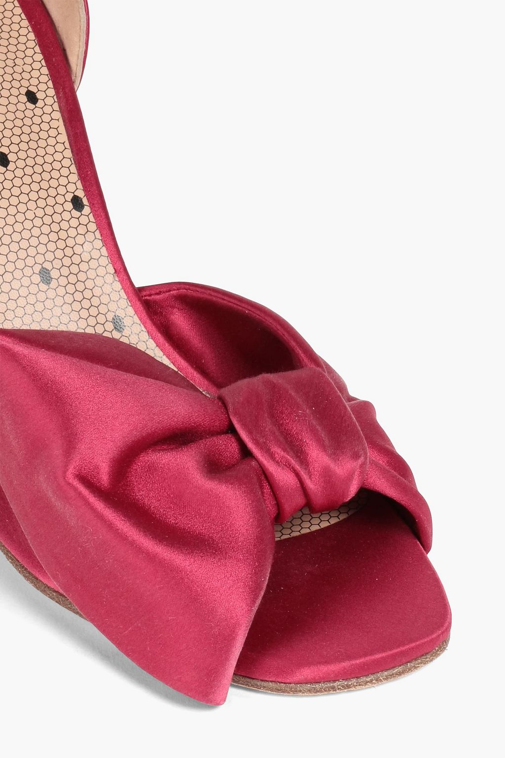 RED(V) صندل من الساتان مزين بربطة بشكل فراشة