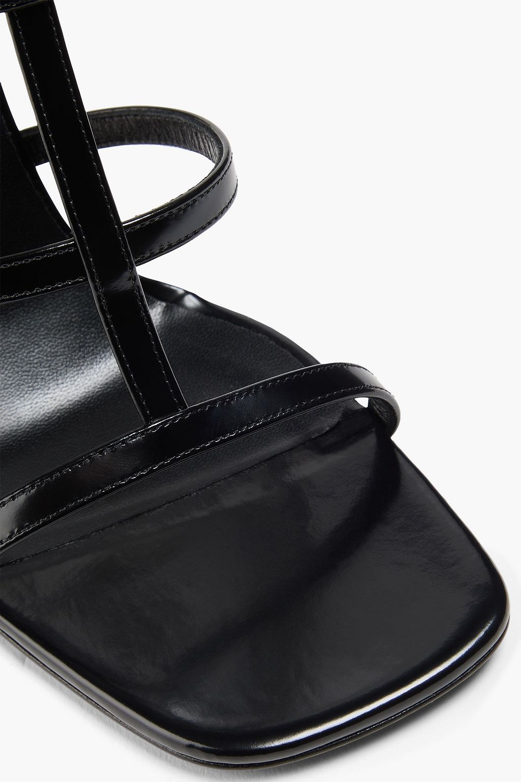 GUCCI 장식 디테일 글로시 가죽 샌들