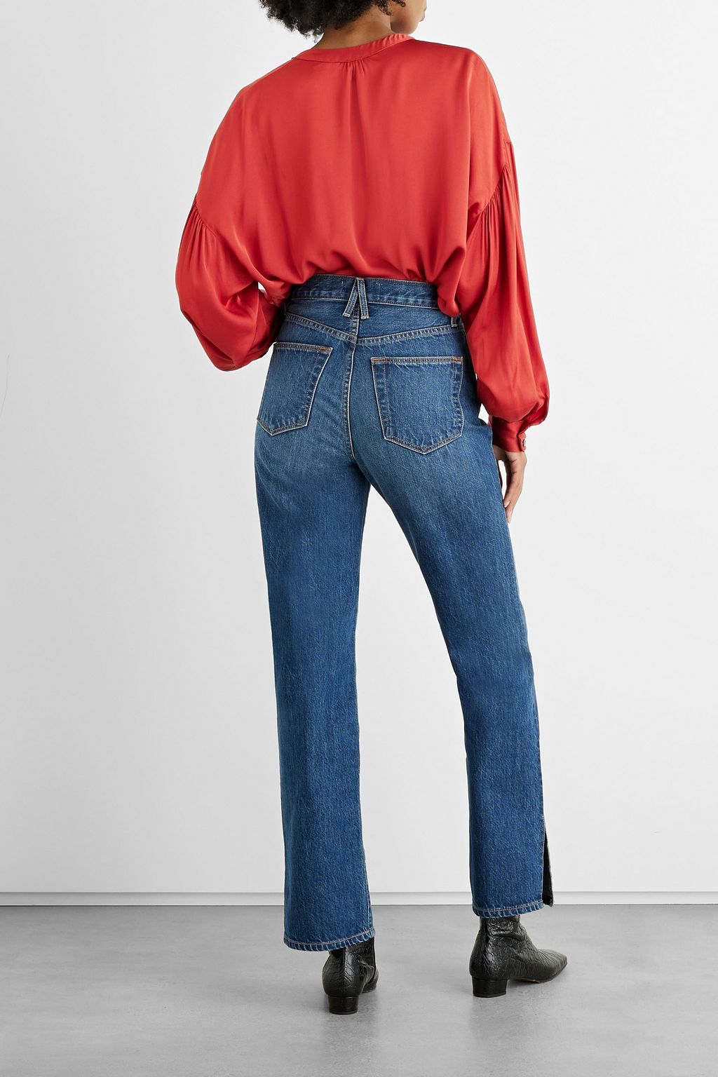 IRIS & INK Amara geraffte Bluse aus glänzendem Crêpe