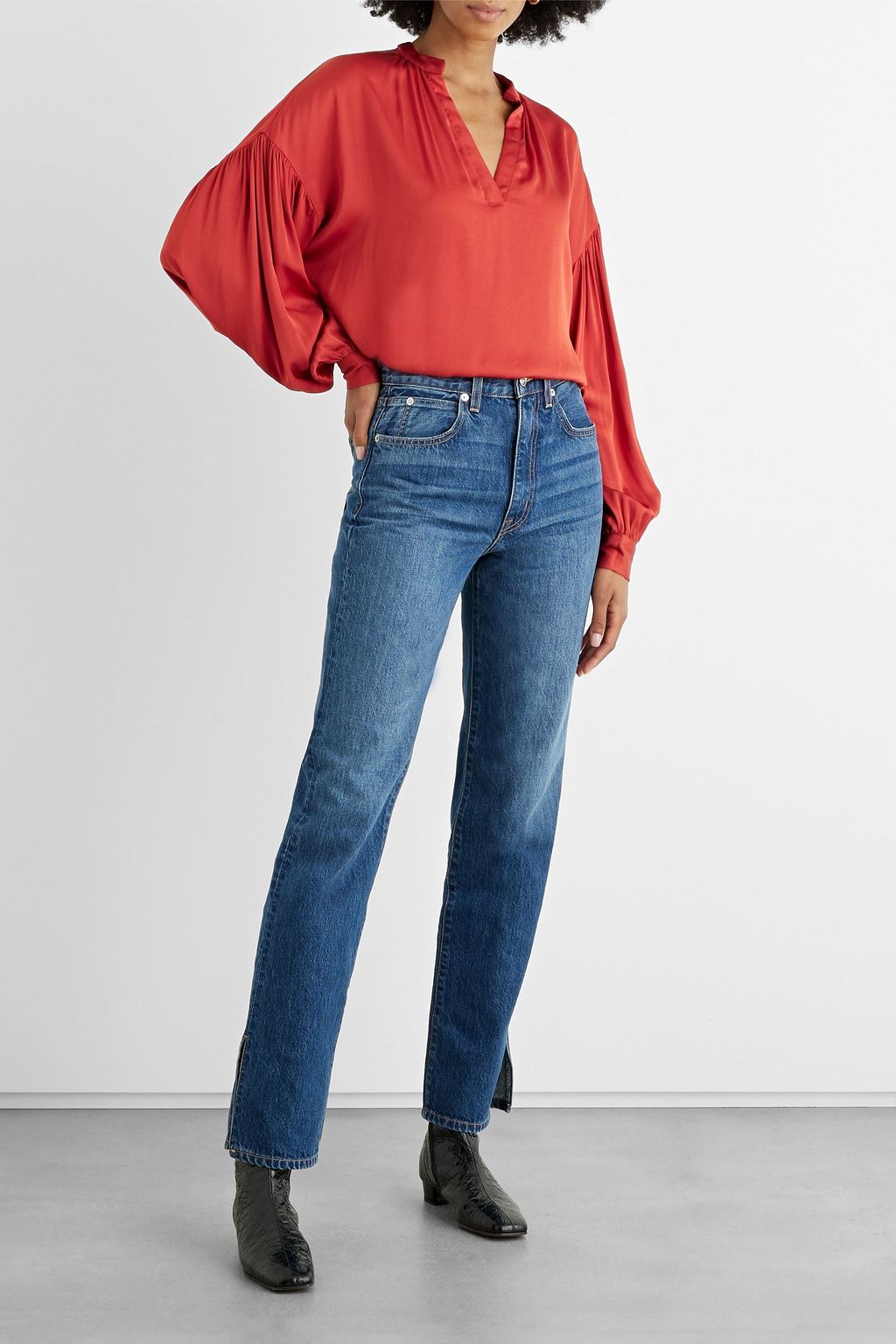 IRIS & INK Amara geraffte Bluse aus glänzendem Crêpe