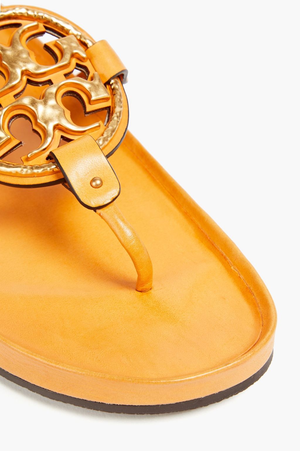 TORY BURCH صندل من الجلد بتصميم مزركش