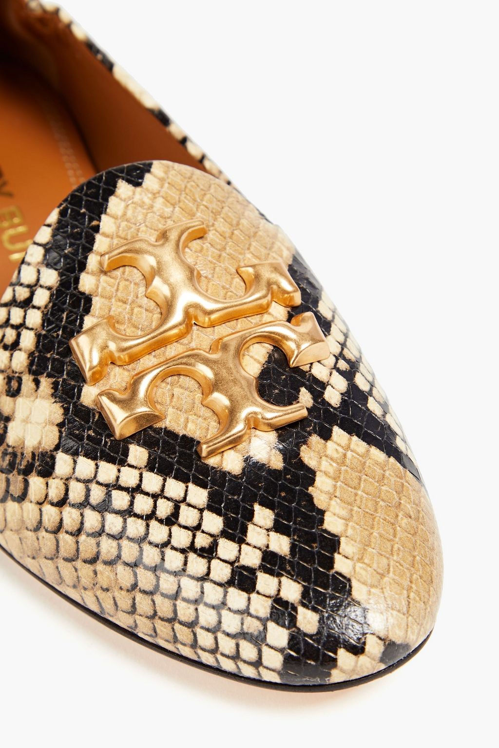 TORY BURCH حذاء مسطّح من الجلد بنقشة جلد الثعبان بتصميم مزركش