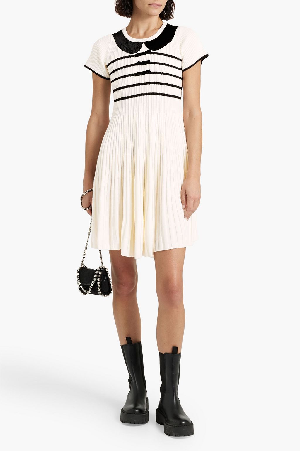 REDVALENTINO فستان قصير مصنوع من الصوف بتصميم مضلّع ومخطط ومزين بربطة على شكل فراشة