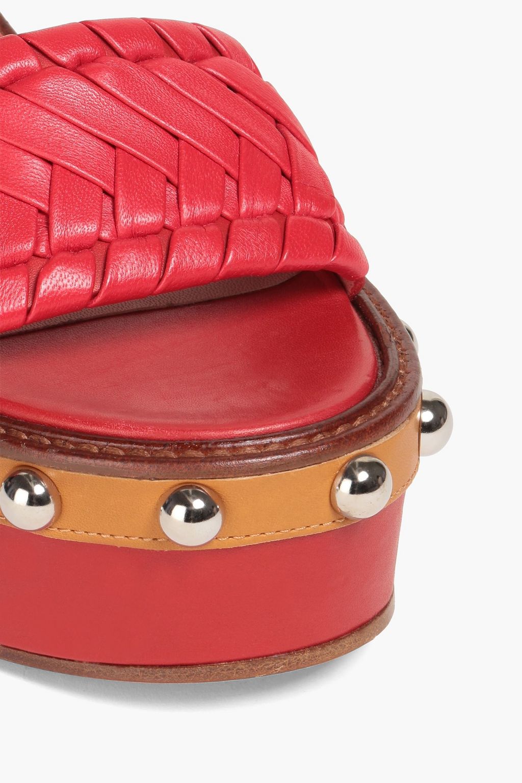 RED(V) صندل من الجلد بنعل سميك ومزيّن بدبابيس معدنية