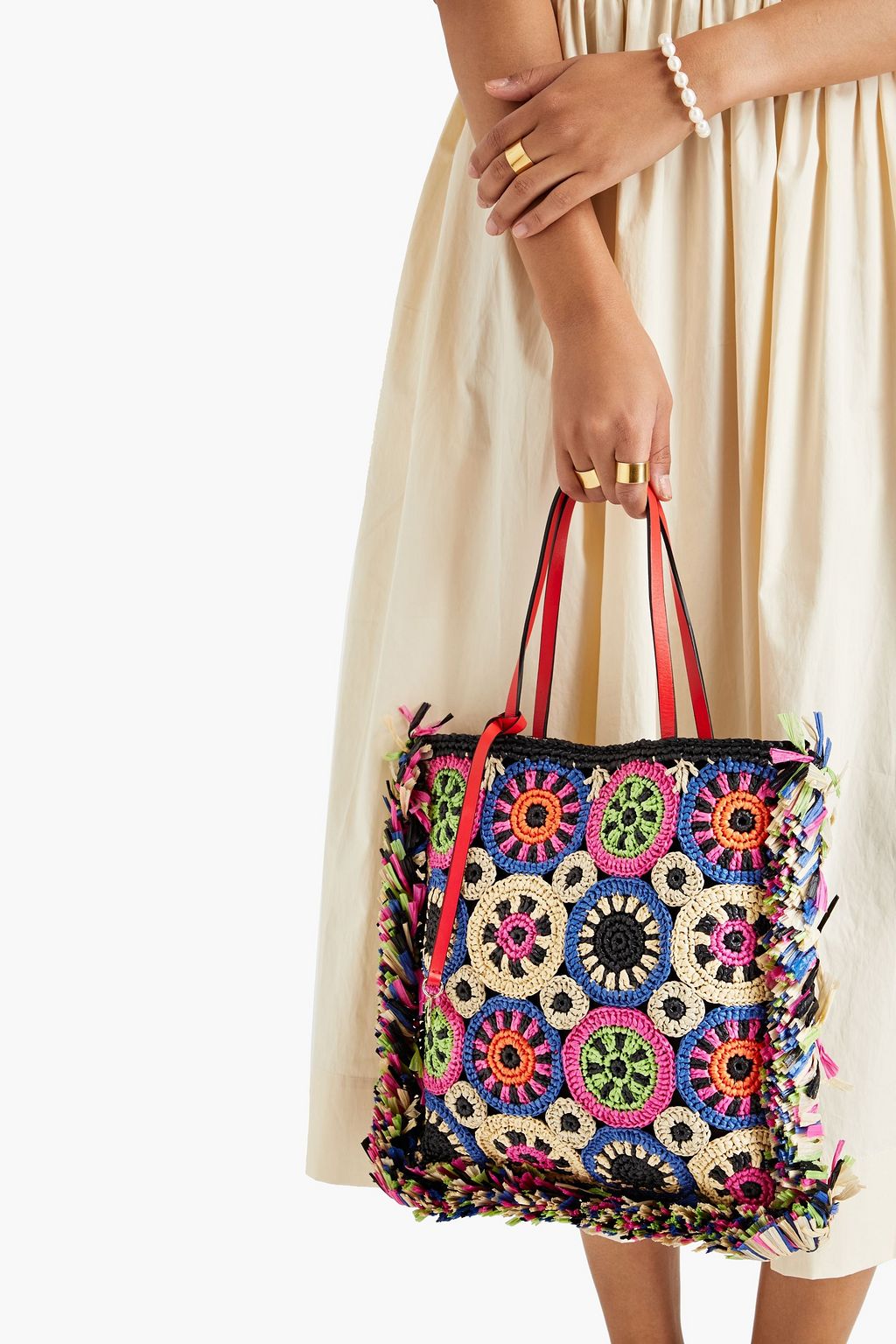 RED(V) Tote Bag aus Raffiabastimitat und Canvas in Häkeloptik mit Fransen