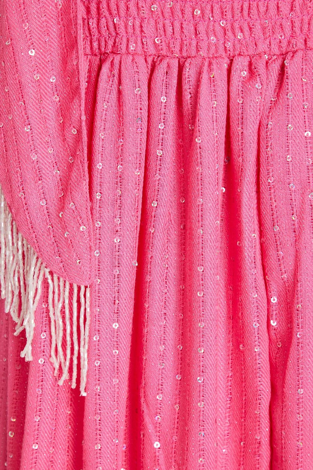 SUNDRESS فستان متوسط الطول “جيد” مصنوع من الجاكار بطبقات متدرجة ومزين بأقراص براقة