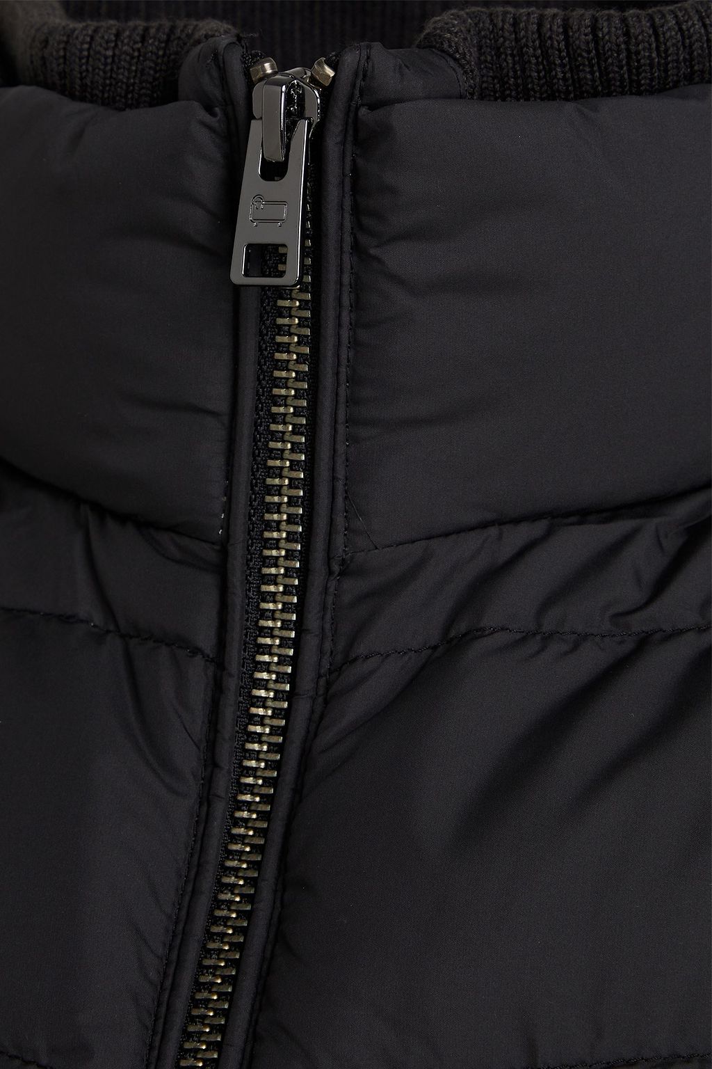 WOOLRICH جاكيت محشو بالزغب ومصنوع من قماش عازل بتصميم مبطّن