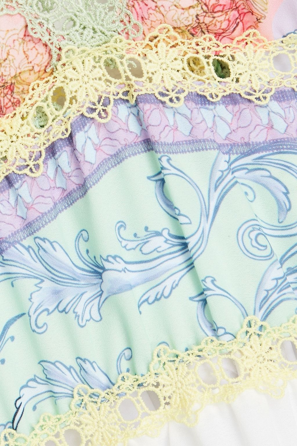 ALICE + OLIVIA فستان طويل مصنوع من الحرير الصيني بحواف من الدانتيل ومزين بطبعة الأزهار