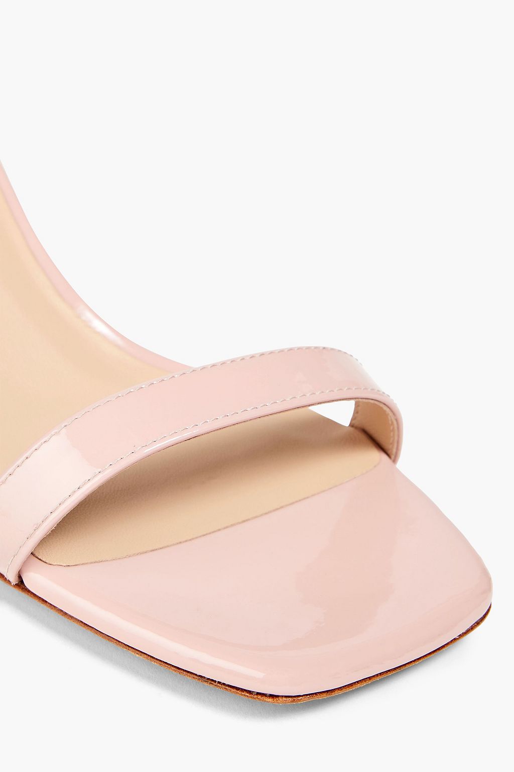 STUART WEITZMAN صندل مصنوع من الجلد اللامع
