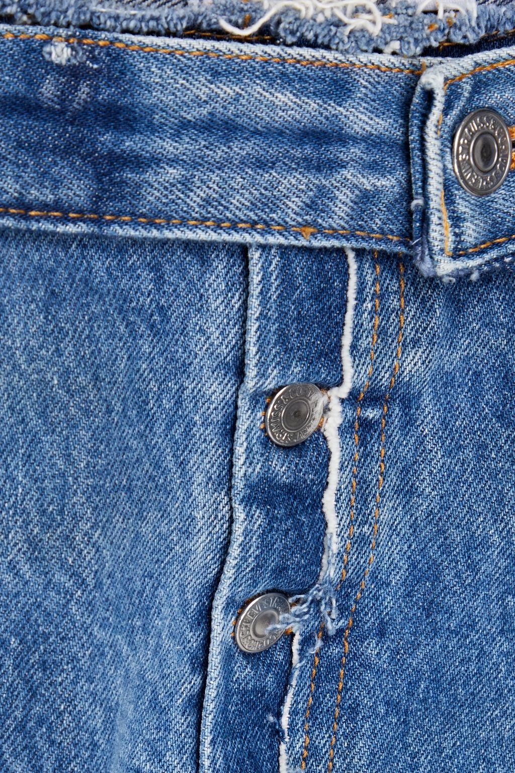 RE/DONE WITH LEVI'S تنورة قصيرة مصنوعة من الدنيم بحواف منسلّة