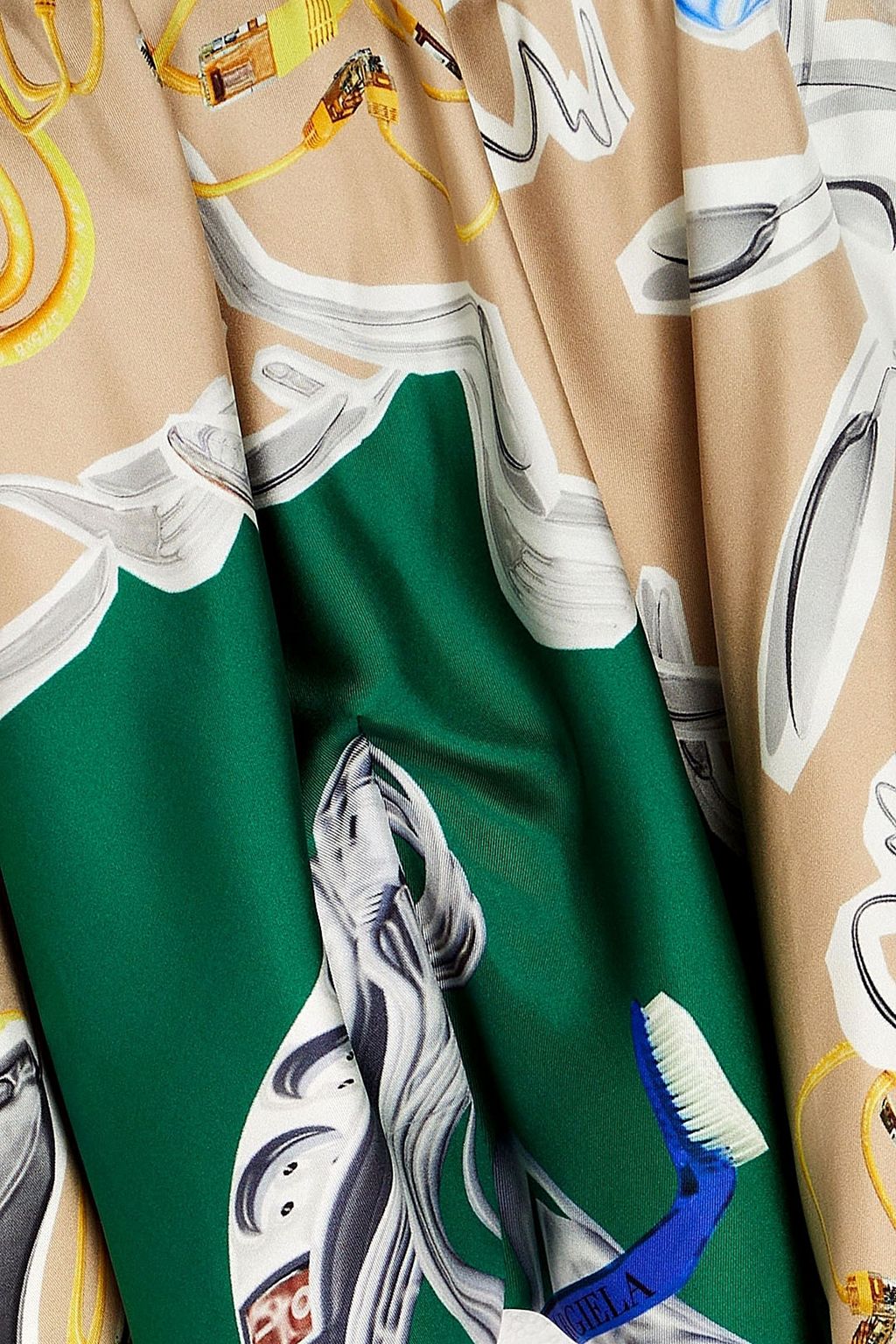 MAISON MARGIELA وشاح من اللبّاد المصنوع من حرير الساتان مزين بطبعات