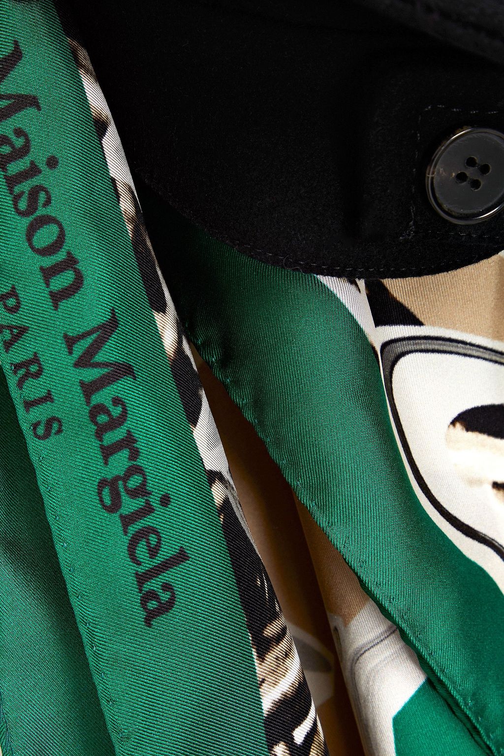 MAISON MARGIELA وشاح من اللبّاد المصنوع من حرير الساتان مزين بطبعات