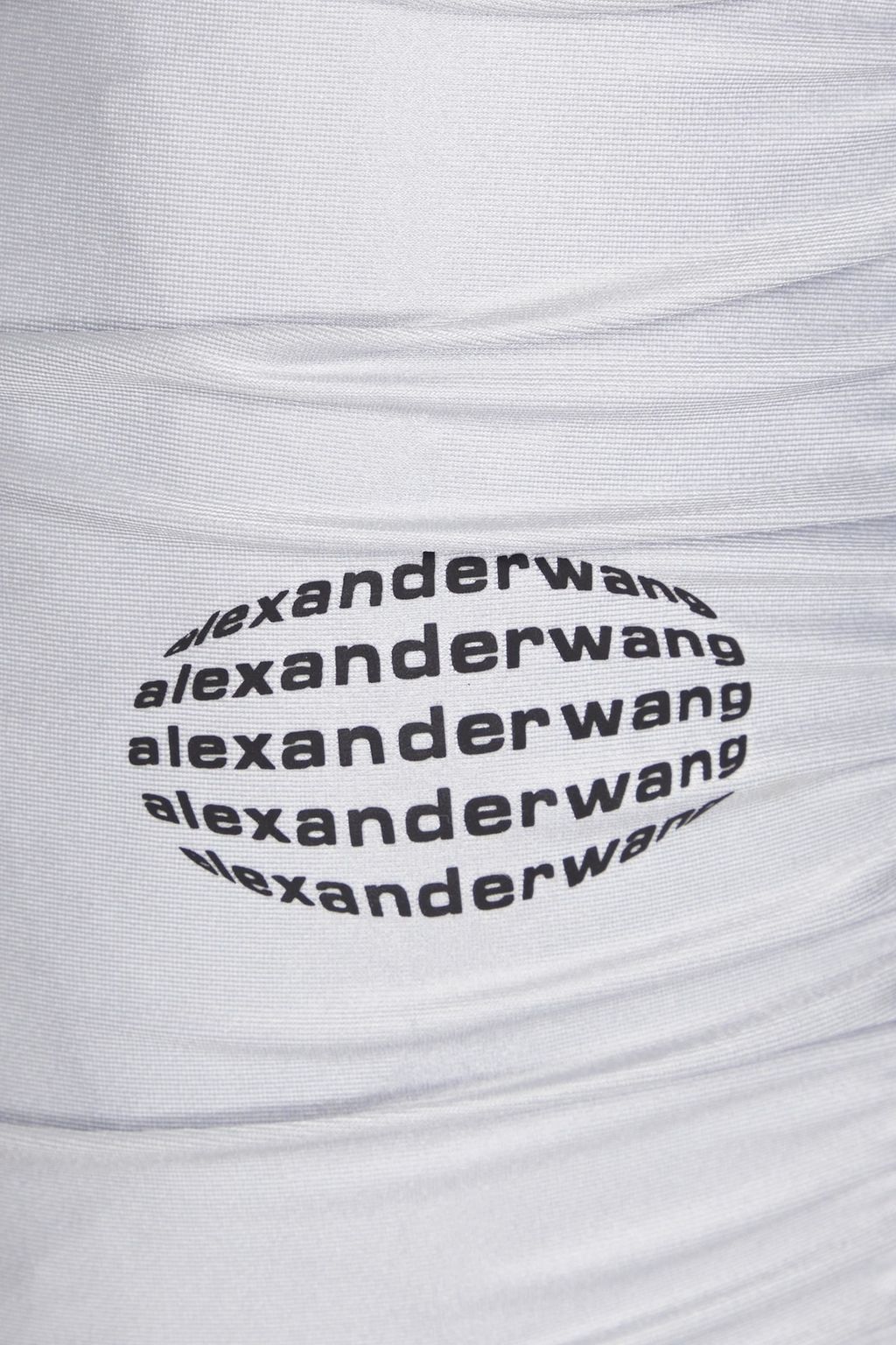 ALEXANDER WANG شورت مصنوع من ساتان جيرسي بتأثير مزموم مزين بطبعة شعار العلامة