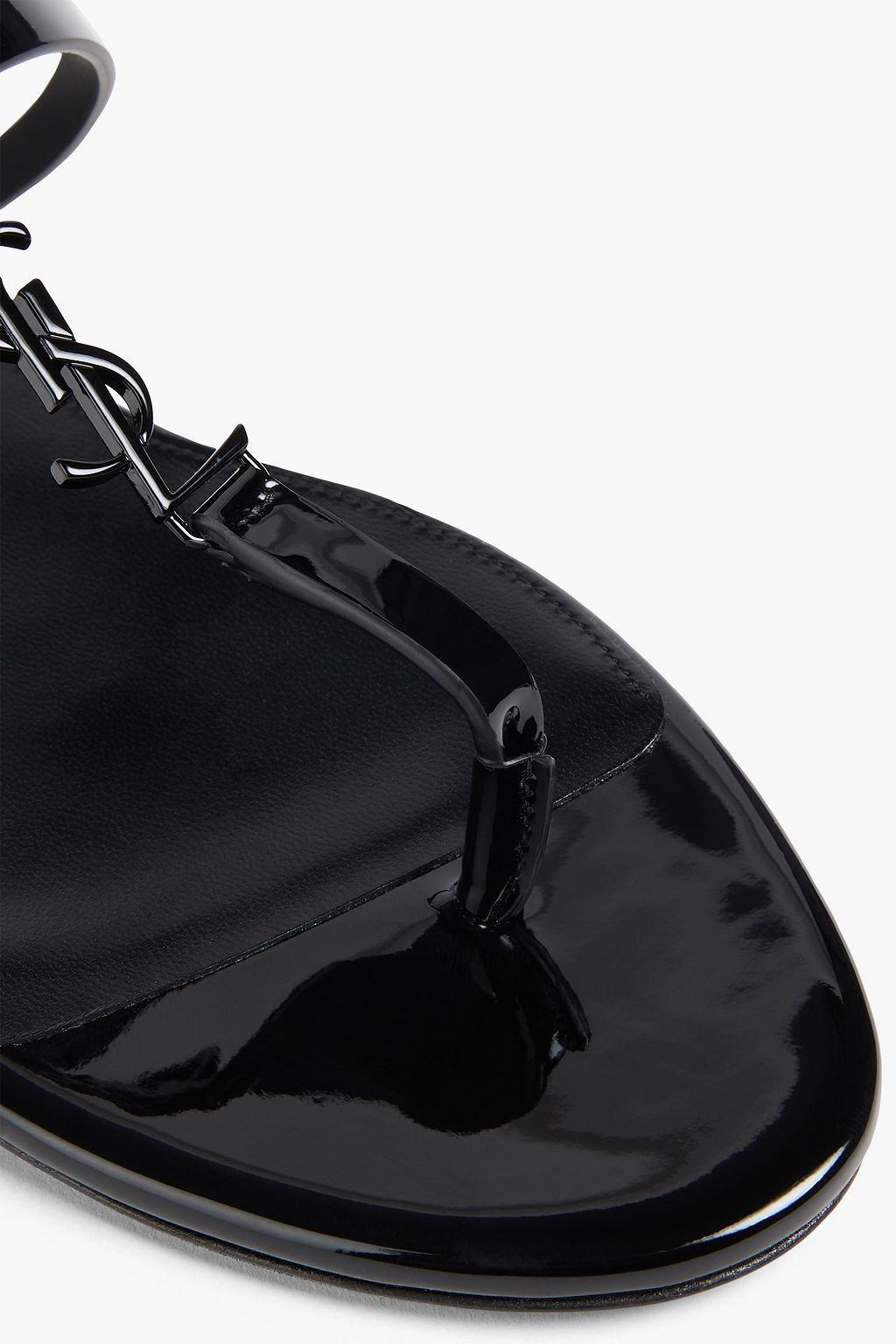SAINT LAURENT صندل من الجلد اللامع مزيّن بزخارف