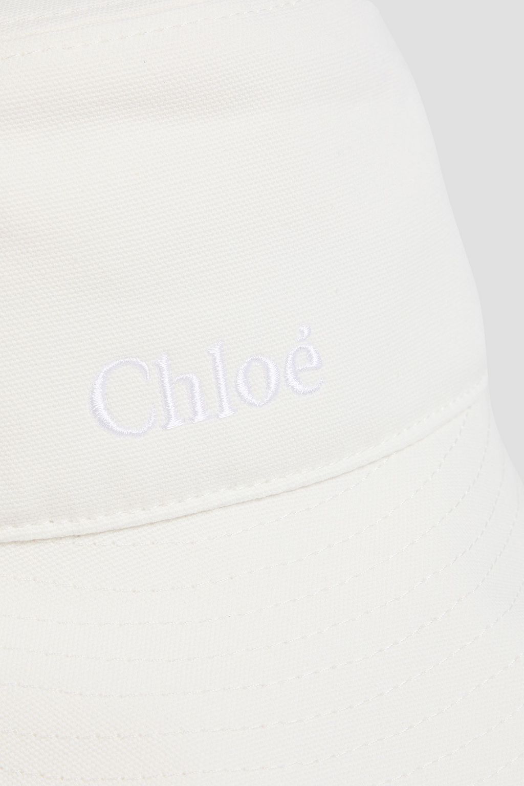 CHLOÉ قبعة على شكل دلو مصنوعة من الكنفا بتصميم مطرّز