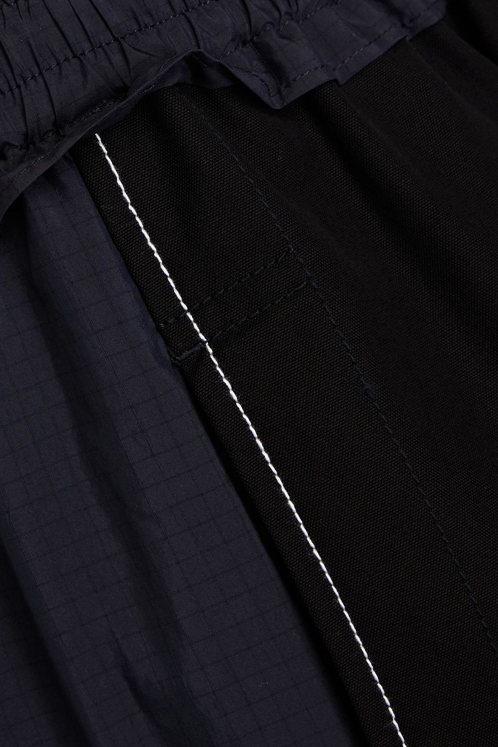 3.1 PHILLIP LIM بنطال قصير بأرجل واسعة مصنوع من قطن كنفا مع قطع محاكة بجانب بعضها البعض من قماش ريبستوب