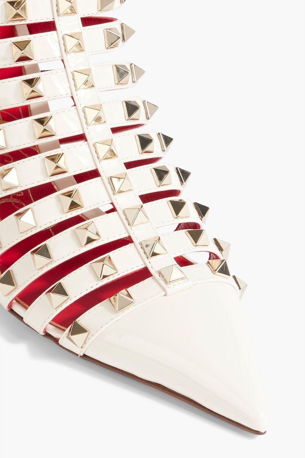 VALENTINO GARAVANI حذاء بامب مصنوع من الجلد اللامع ومزيّن بدبابيس معدنية