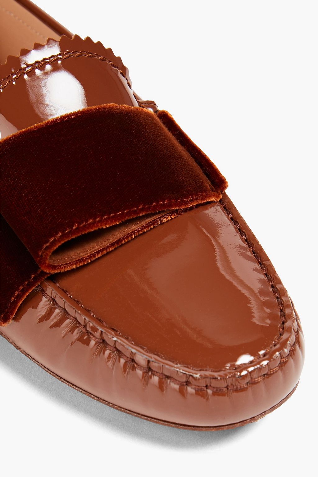 TOD'S حذاء لوفر مصنوع من الجلد اللامع بحواف من المخمل
