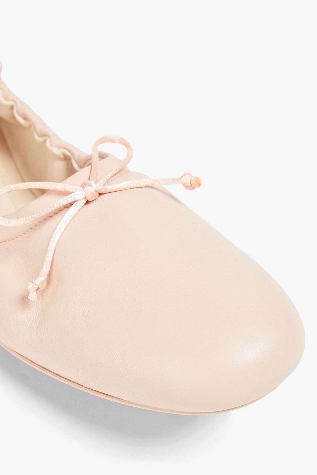 TOD'S حذاء باليرينا مسطح مصنوع من الجلد ومزين بربطة على شكل فراشة