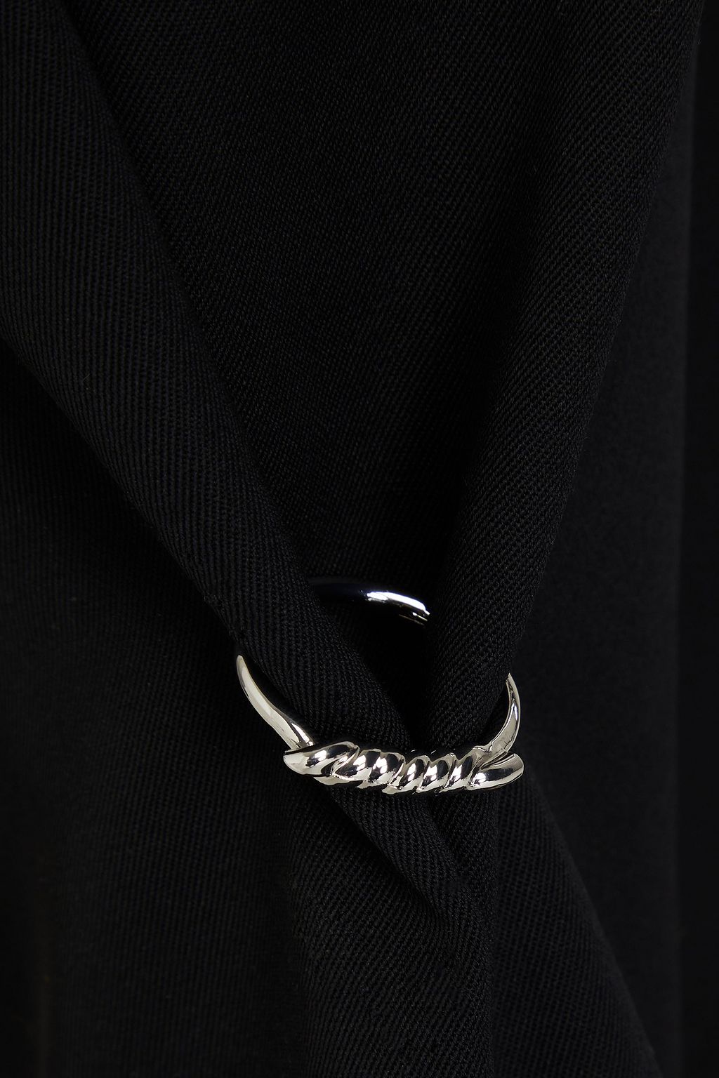 JW ANDERSON بنطال بأرجل ضيقة مصنوع من قماش غران دو بودر ومزين بحلقات