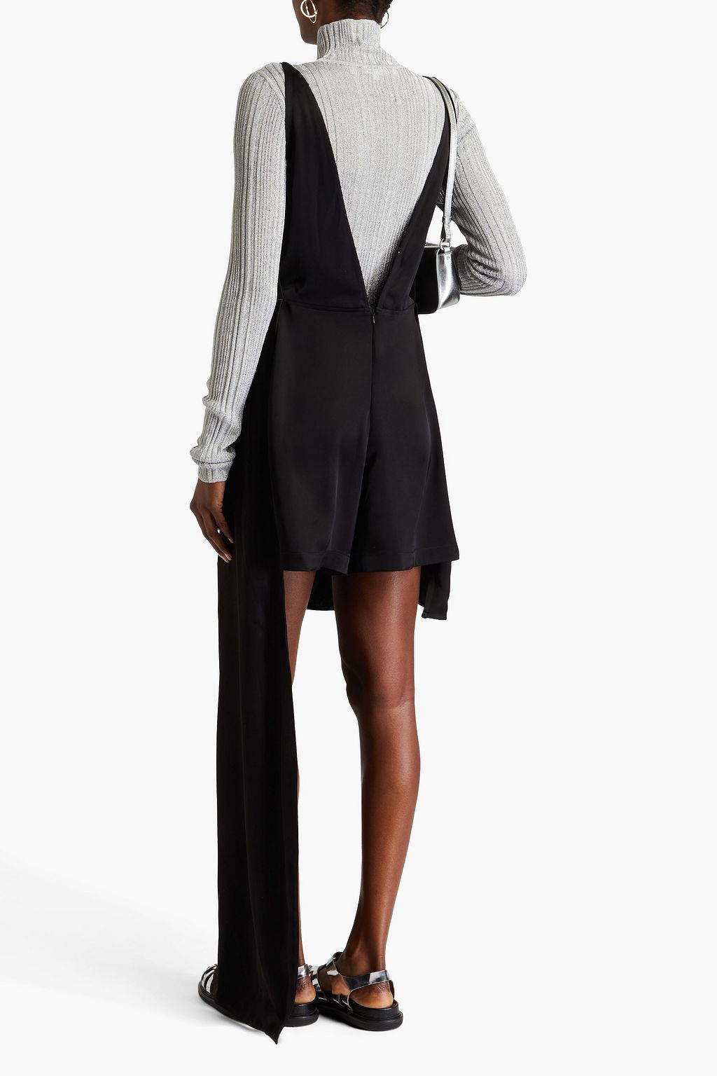 JW ANDERSON بلاي سوت مصنوع من الساتان بقصّة غير متماثلة وبتصميم درابيه