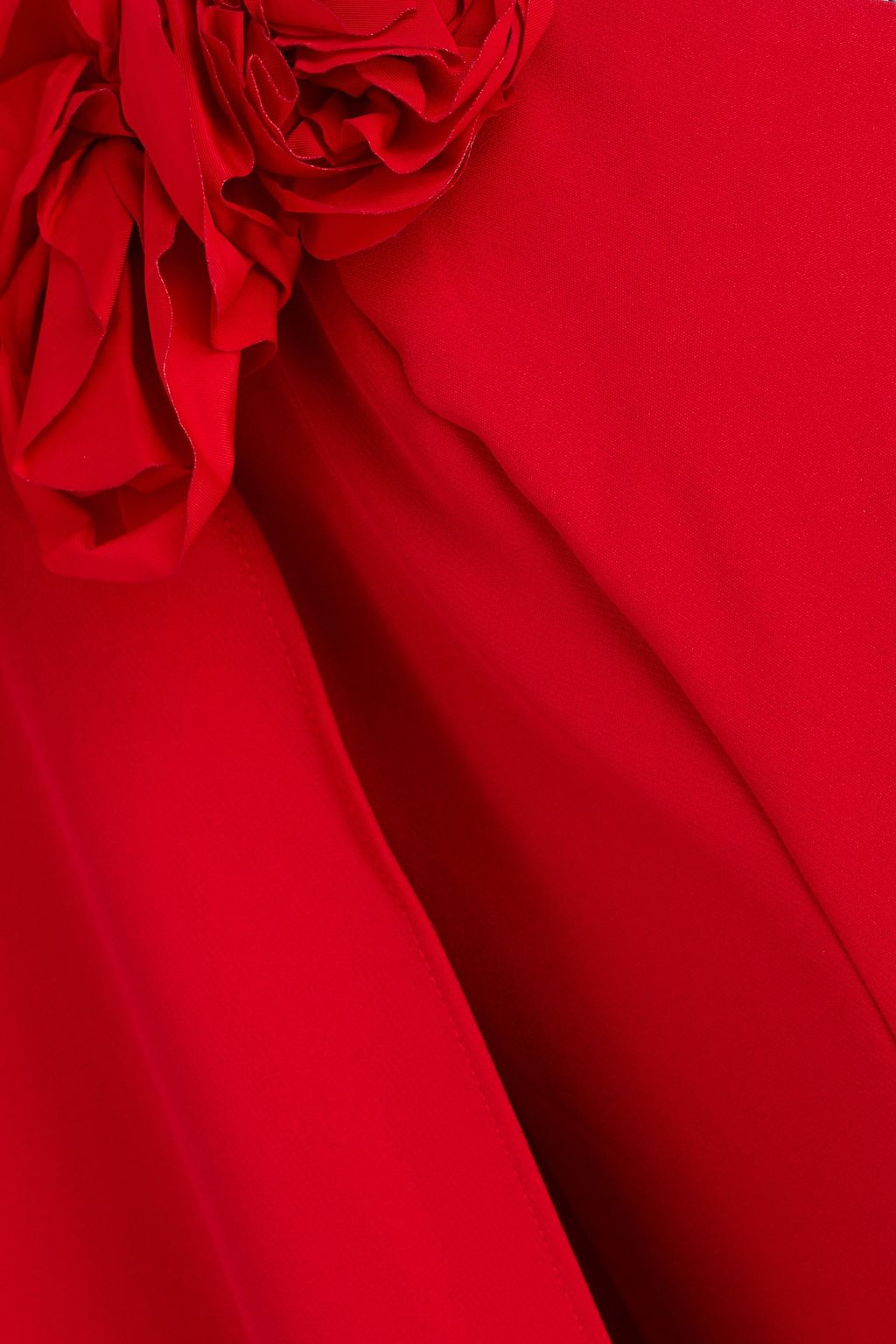 MARCHESA NOTTE فستان سهرة مصنوع من الكريب المطاطي بأسلوب الكاب مع قطع محاكة بجانب بعضها البعض من التول