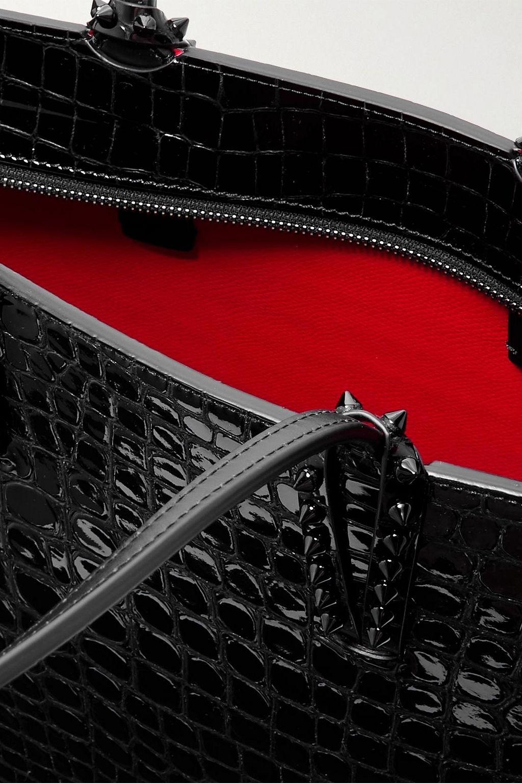 CHRISTIAN LOUBOUTIN حقيبة توت "كاباتا" من الجلد اللامع بنقشة جلد التمساح مزينة بدبابيس معدنية مدببة