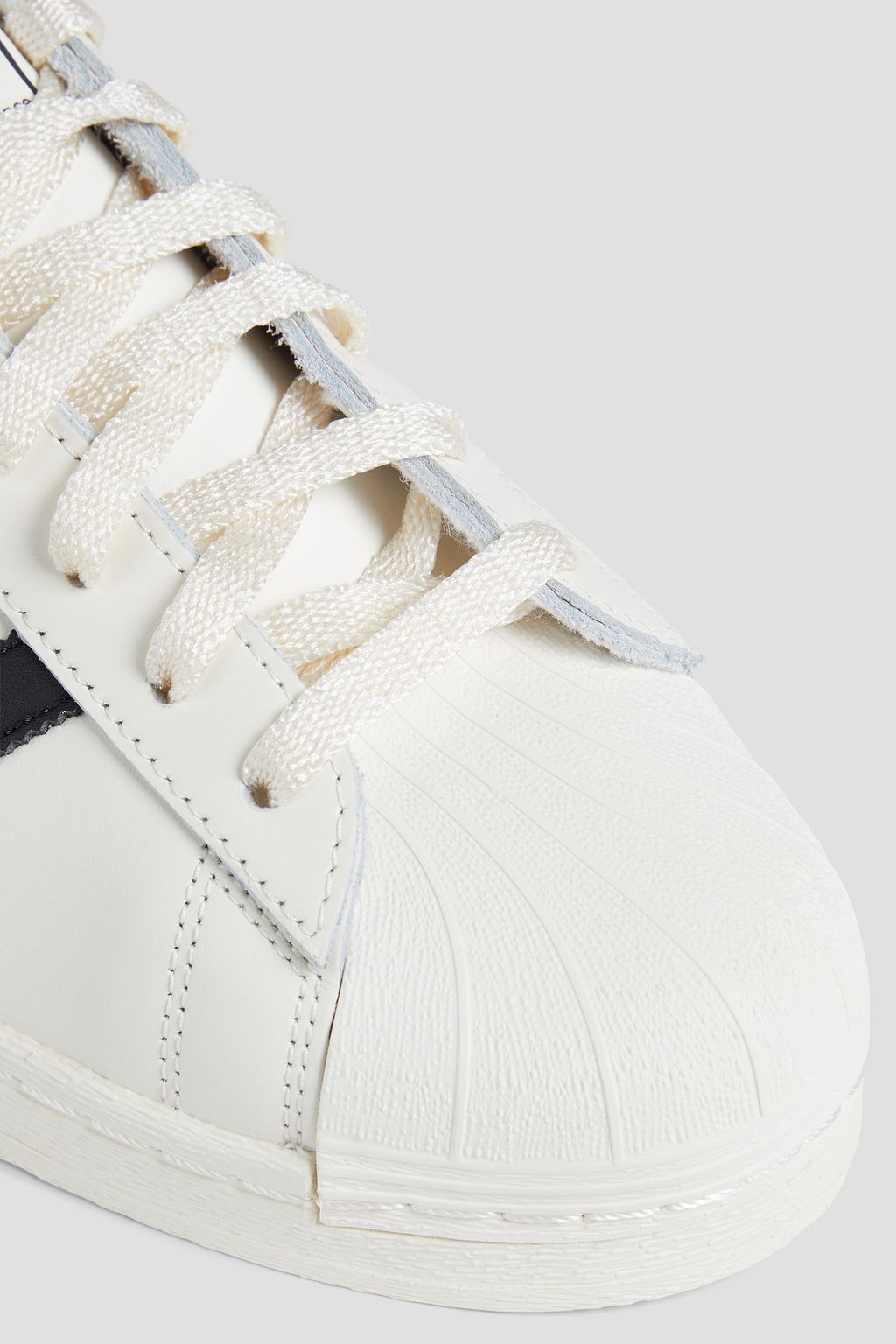 ADIDAS حذاء سنيكرز ’’سوبرستار 82’’ مصنوع من الجلد بتصميم مخطط