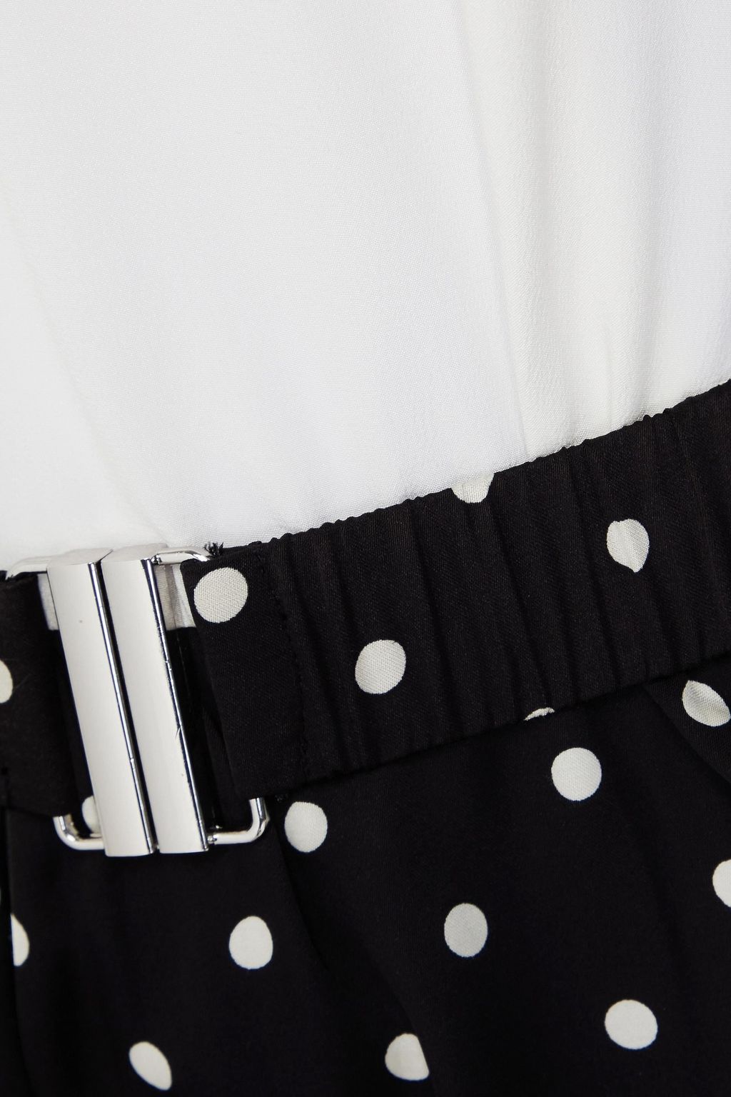 CLAUDIE PIERLOT فستان متوسط الطول من حرير صيني بقِطع محاكة بجانب بعضها البعض من الساتان بنقشة البولكا دوت