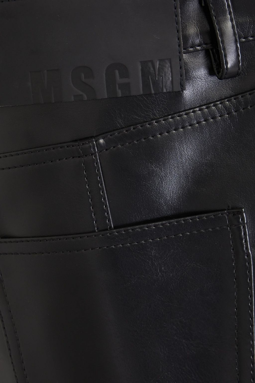 MSGM تنورة متوسطة الطول مصنوعة من الجلد الصناعي ومزينة برقعة زخرفية