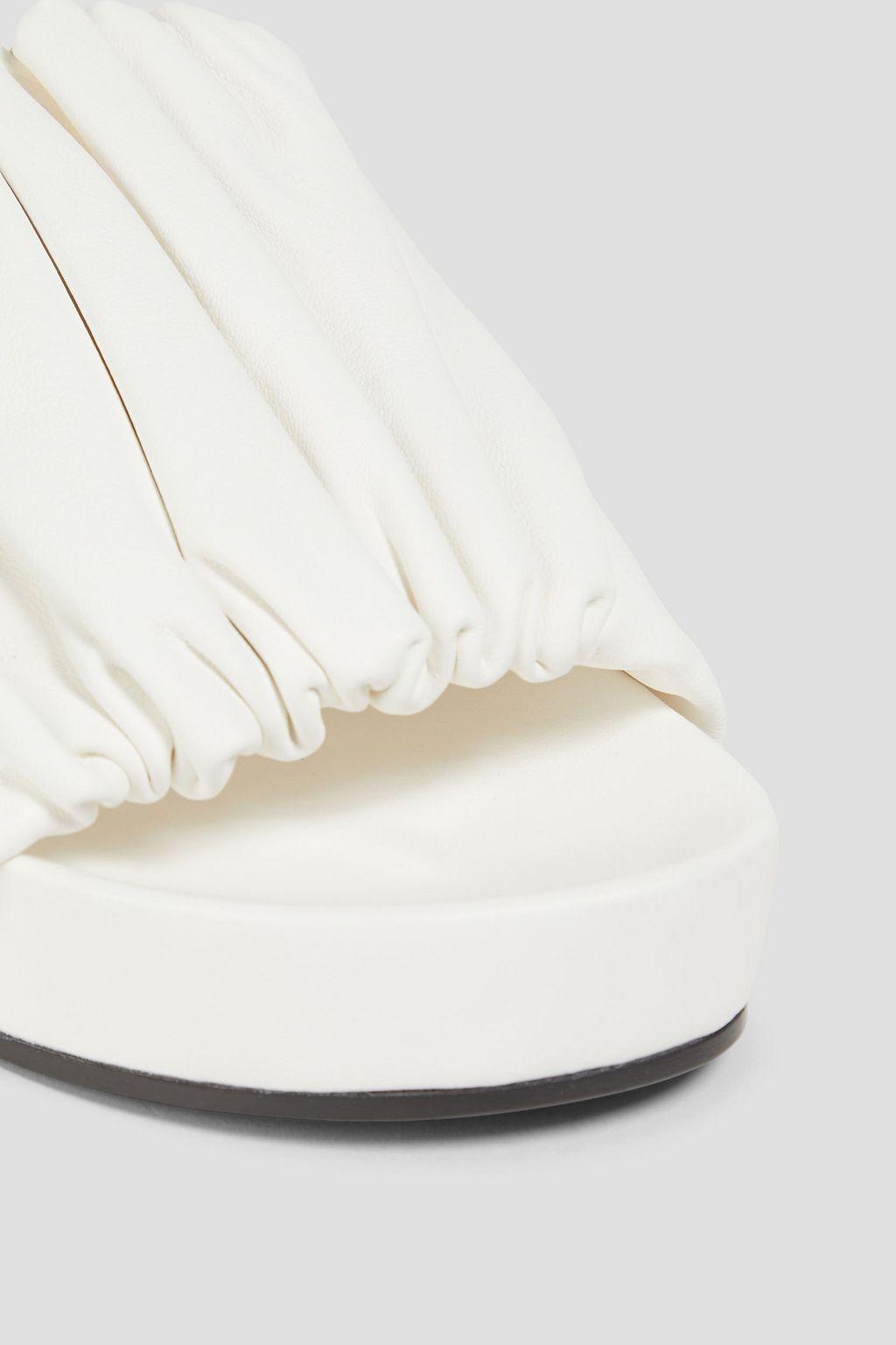 JIL SANDER حذاء سلايد بنعل سميك مصنوع من الجلد بتصميم مزموم