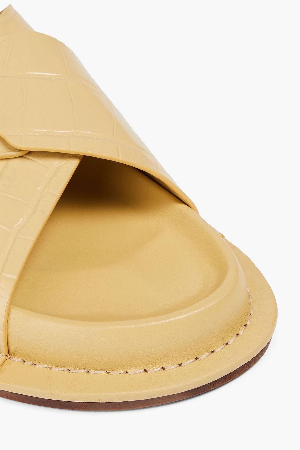 JIL SANDER صندل مصنوع من الجلد بنقشة جلد التمساح ومزود بإبزيم