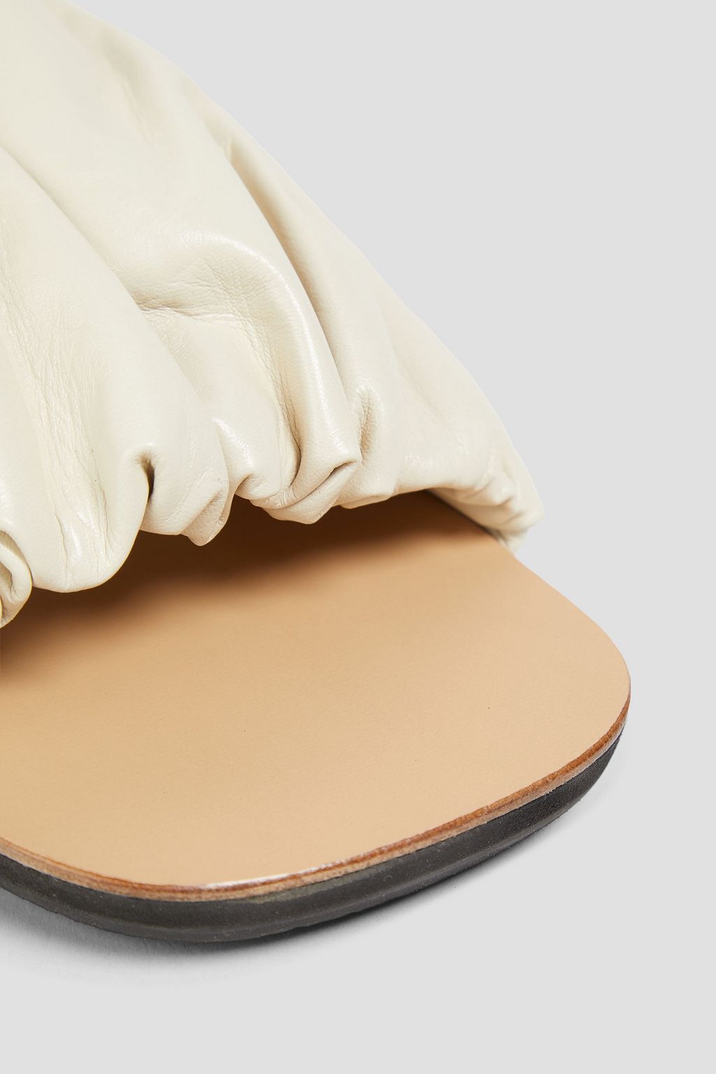 JIL SANDER حذاء سلايد مصنوع من الجلد بتصميم مزموم وبلون معدني