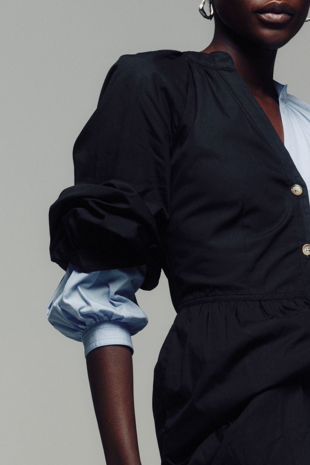 E.L.V. DENIM X THE OUTNET فستان “ذي موديولار” متوسط الطول مصنوع من قطن بوبلين بطبقات