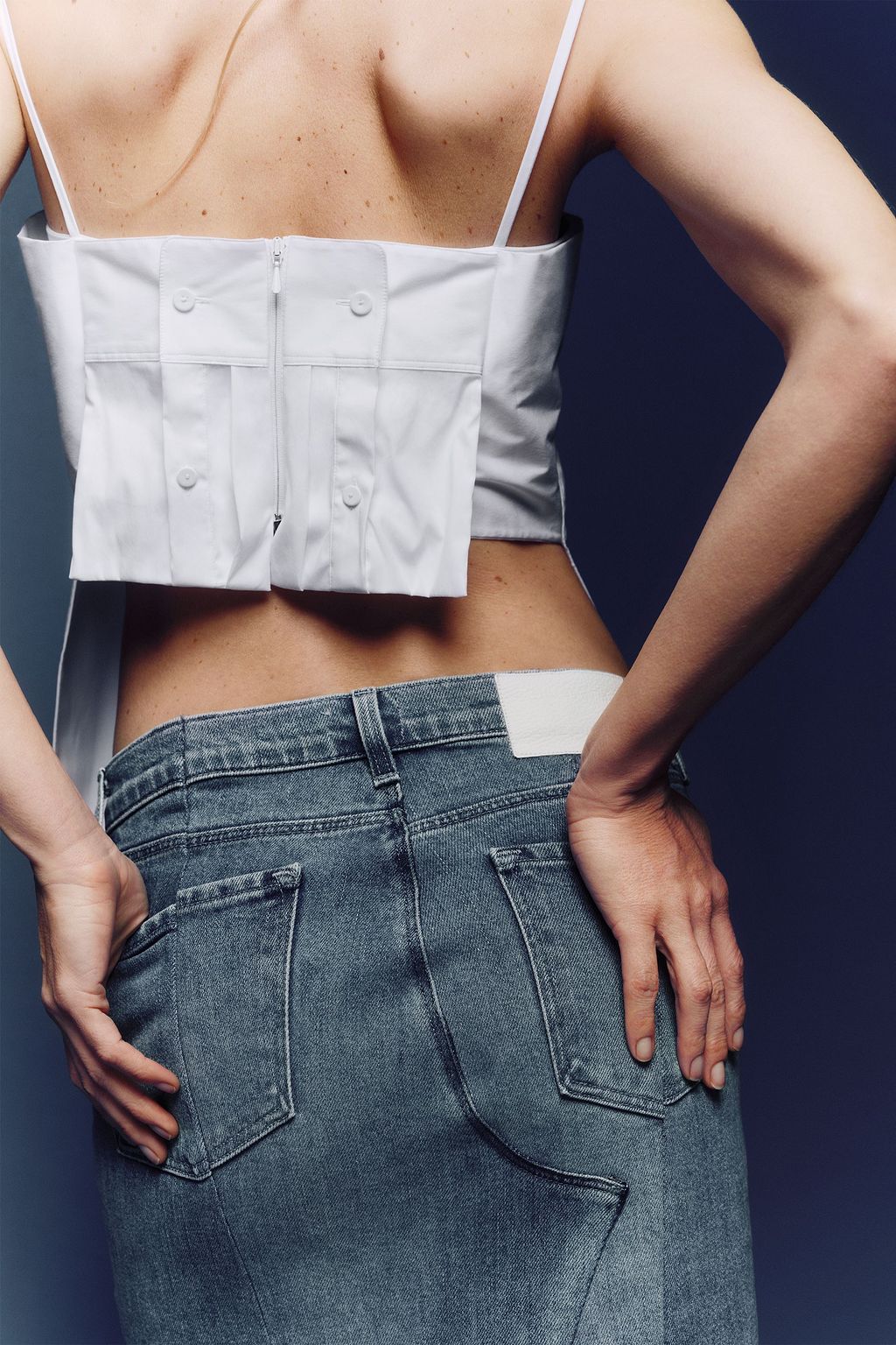 E.L.V. DENIM X THE OUTNET تنورة “ذي ريوركد” متوسطة الطول مصنوعة من الدنيم بحواف منسلة
