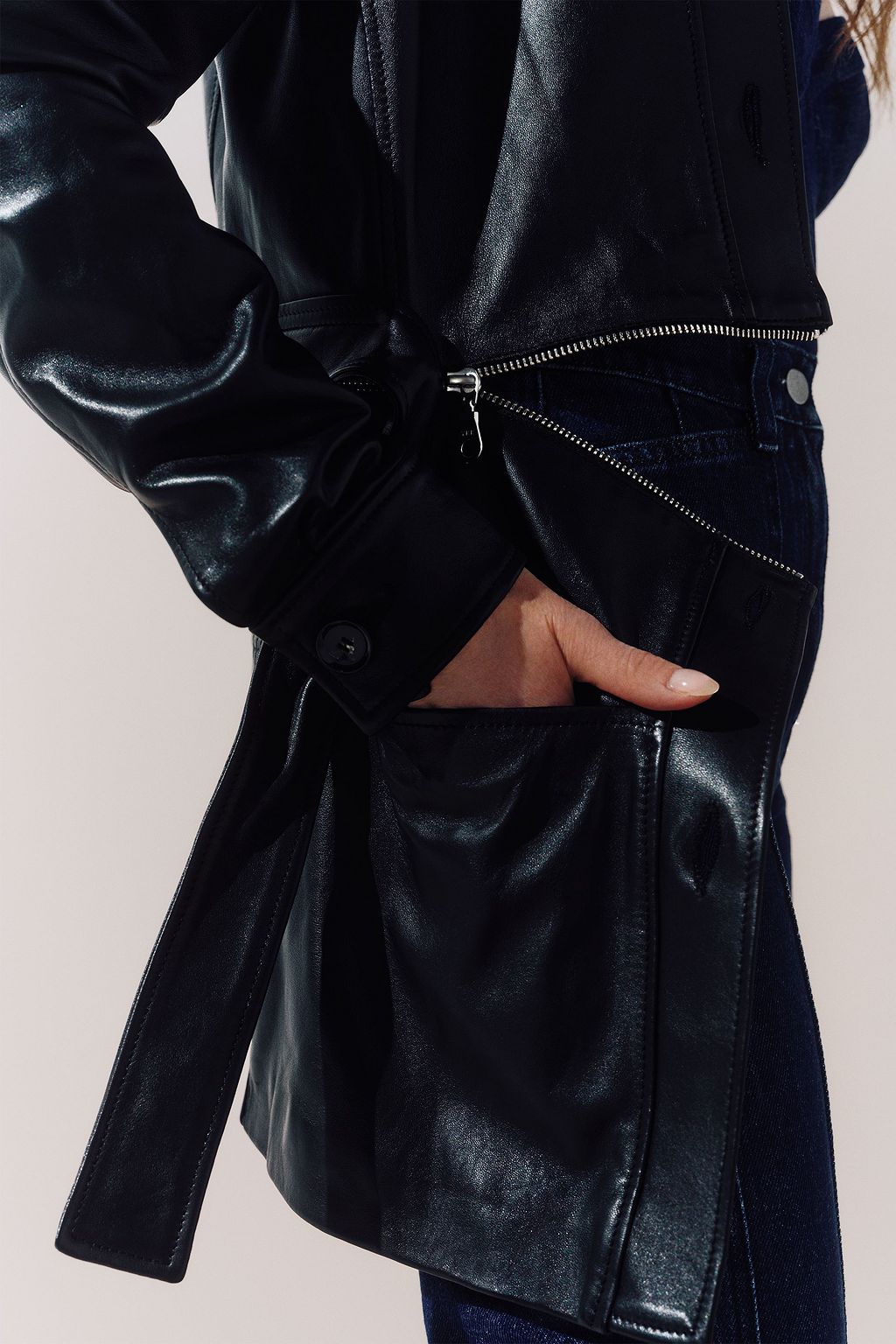 E.L.V. DENIM X THE OUTNET جاكيت “ذي موديولار” مصنوع من الجلد يمكن ارتداؤه بعدة طرق