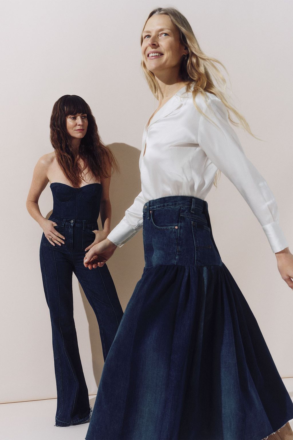 E.L.V. DENIM X THE OUTNET قميص “ذي هاند” مصنوع من الحرير بنمط مغسول وبتصميم مطرّز