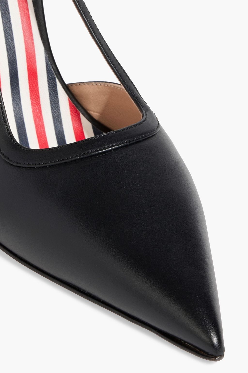 THOM BROWNE حذاء بامب مصنوع من الجلد مزود بحزام خلفي ومزين بربطة على شكل فراشة