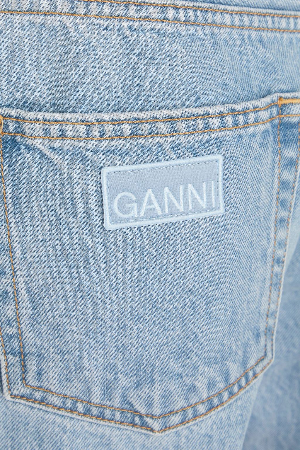 GANNI جينز قصير بأرجل مستقيمة وخصر عالٍ