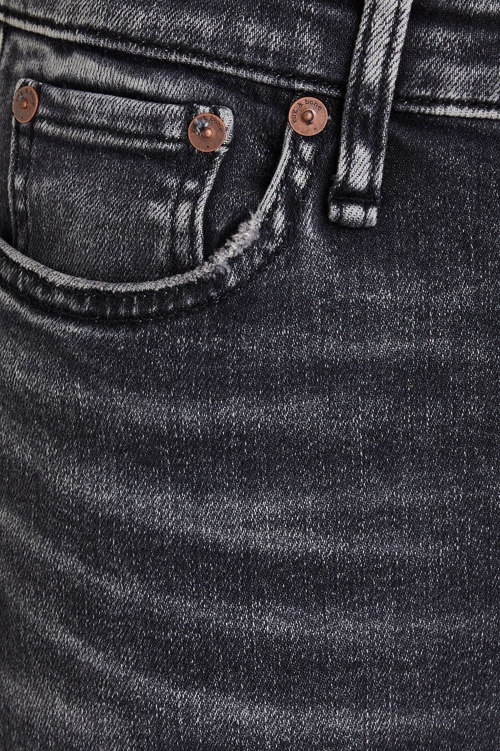 RAG & BONE جينز “كيت” قصير بأرجل ضيقة وخصر منخفض الارتفاع بتأثير معتق