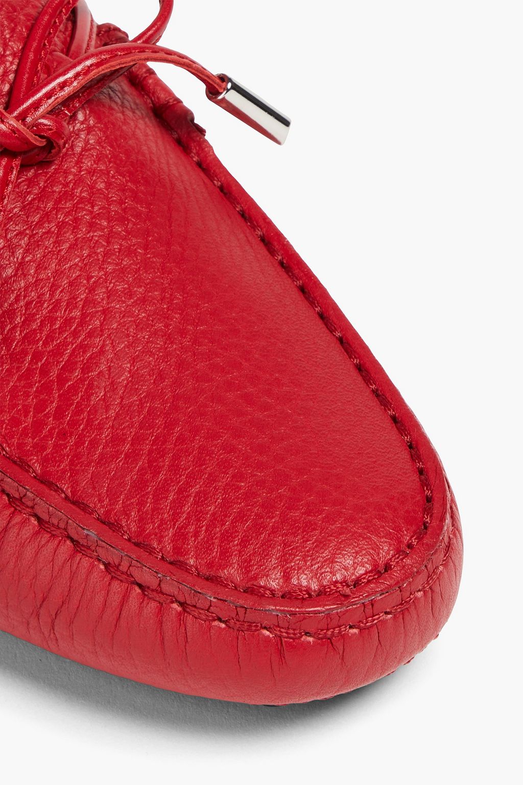 TOD'S حذاء لوفر مصنوع من الجلد المُحبّب ومزين بربطة على شكل فراشة