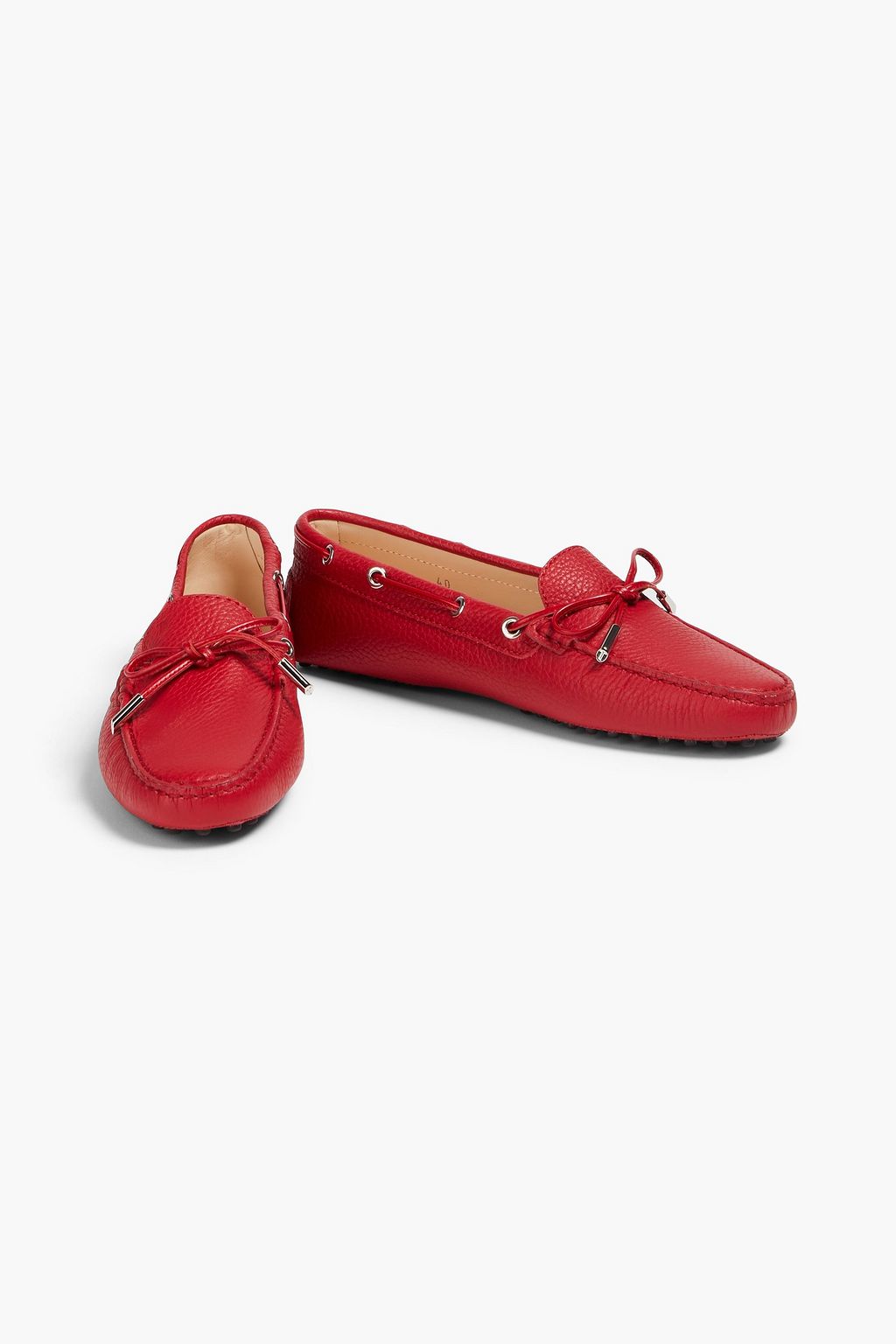 TOD'S حذاء لوفر مصنوع من الجلد المُحبّب ومزين بربطة على شكل فراشة