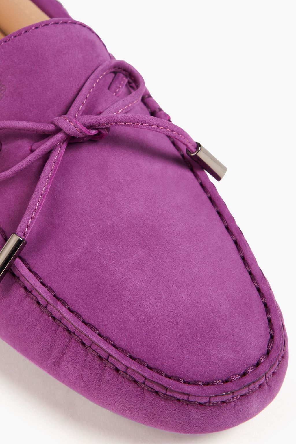 TOD'S حذاء لوفر "غومينو" من جلد النوبوك مزين بربطة على شكل فراشة