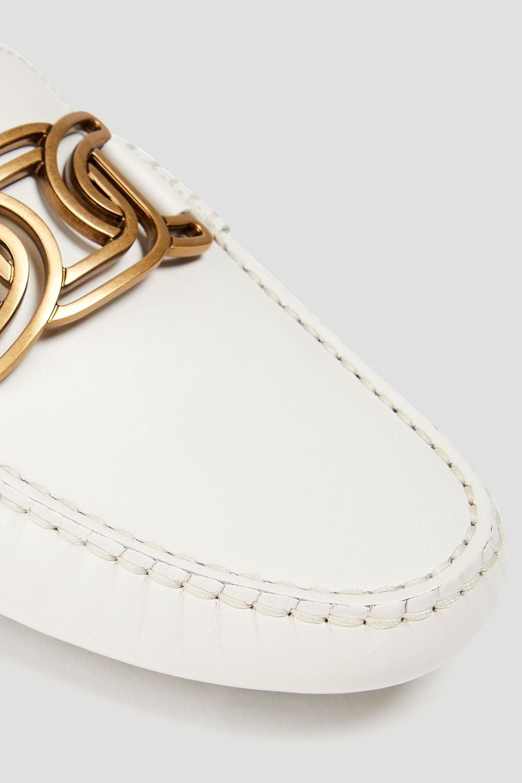 TOD'S حذاء لوفر مصنوع من الجلد ومزين بسلسلة