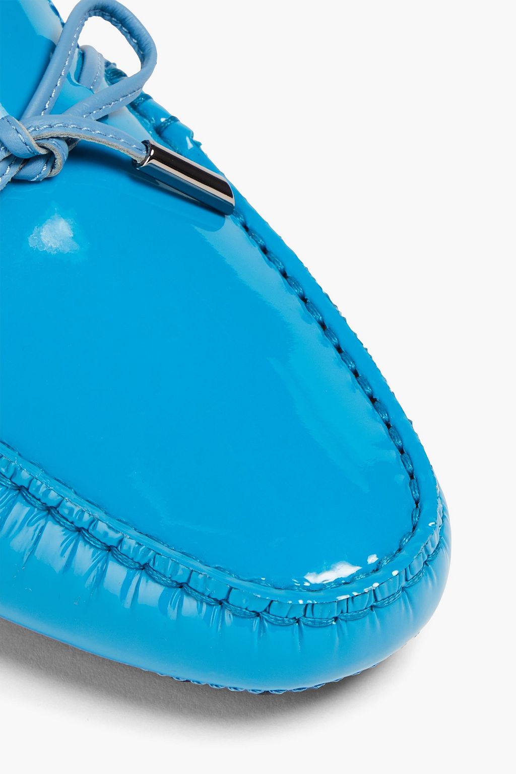 TOD'S حذاء لوفر مصنوع من الجلد اللامع ومزين بربطة على شكل فراشة