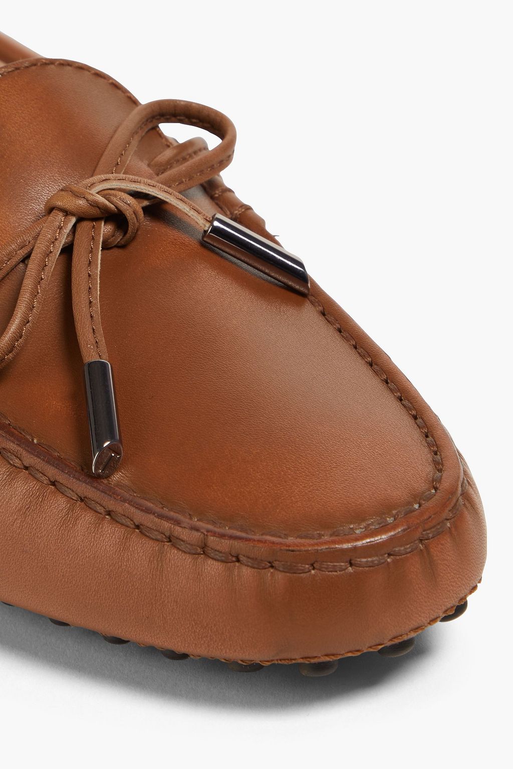 TOD'S حذاء لوفر مصنوع من الجلد ومزين بربطة على شكل فراشة